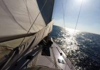bateau à voile naviguer vers l'horizon proue de voilier mât voile